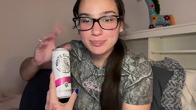anitayurmoniii online show from June 19, 2026, 3:23 am