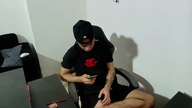 Snapshot of Xanderstone00 chatting on February 13, 2026, 4:40 pm Xanderstone00 online show from February 13, 2026, 4:40 pm