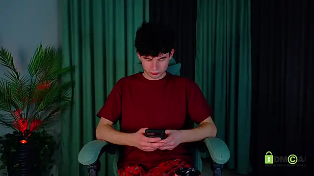 moon Gloww online show from April 2, 2026, 4:57 pm