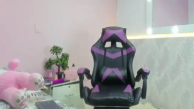 ArinaC18 online show from February 10, 2026, 11:04 pm