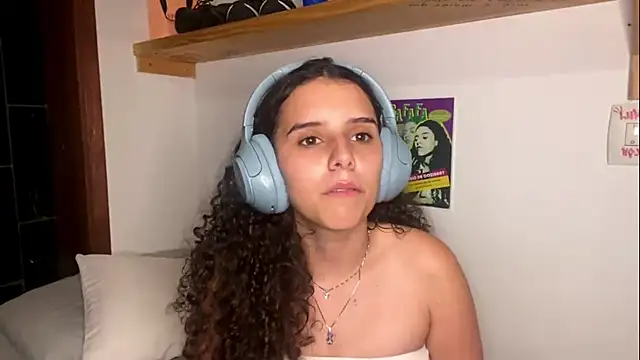 WinnieKloth online show from February 13, 2026, 10:32 pm