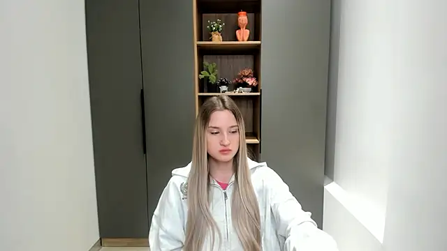 FlaviaStaffon online show from February 13, 2026, 7:52 am