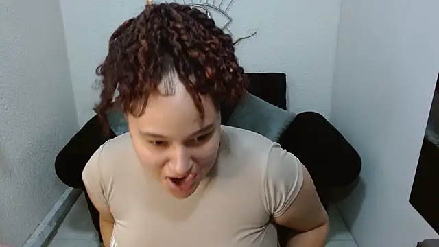 Snapshot of leilanewgirl chatting on March 20, 2026, 12:39 pm leilanewgirl online show from March 20, 2026, 12:39 pm