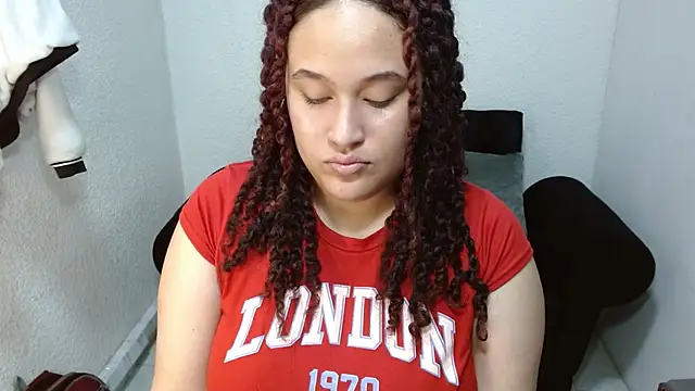 Snapshot of leilanewgirl chatting on March 6, 2026, 12:44 pm leilanewgirl online show from March 6, 2026, 12:44 pm