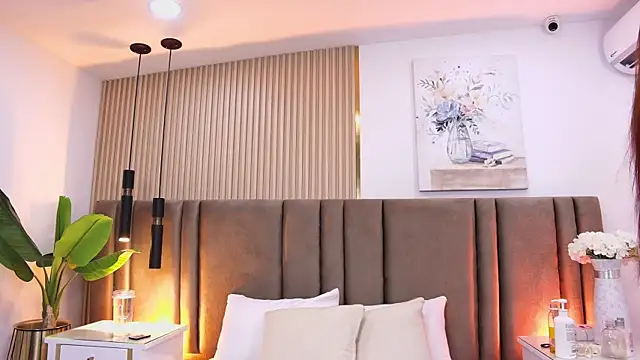 Snapshot of SaraLugo chatting on April 1, 2026, 7:44 pm SaraLugo online show from April 1, 2026, 7:44 pm