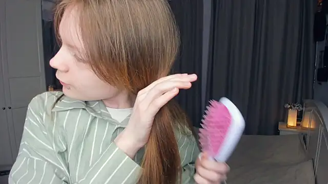 Snapshot of LavenderMitten chatting on April 6, 2026, 5:52 am LavenderMitten online show from April 6, 2026, 5:52 am