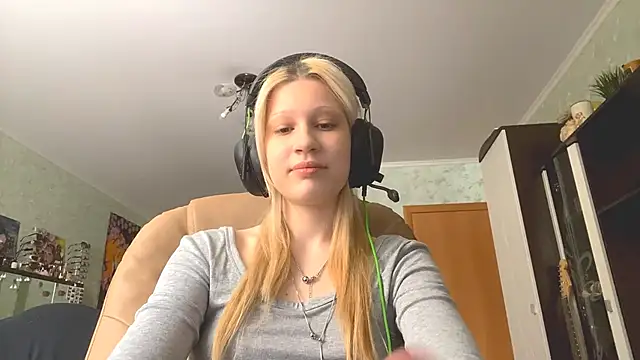 curlingdear online show from February 10, 2026, 7:29 am