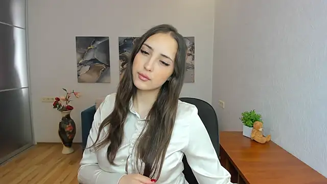 Effy Royse online show from June 26, 2026, 6:52 am