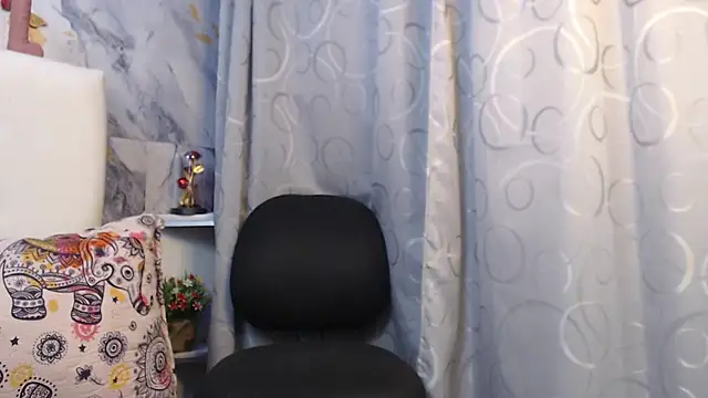 Nicolelewllss online show from March 25, 2026, 10:58 am