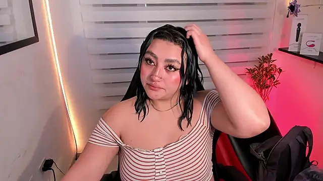 Snapshot of Emily_Jonesh chatting on July 14, 2026, 12:33 pm Emily Jonesh online show from July 14, 2026, 12:33 pm