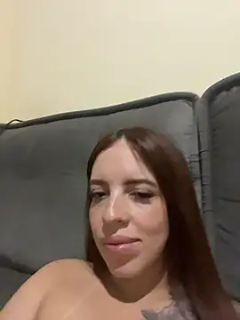 Snapshot of Larinhap chatting on April 26, 2026, 8:44 am Larinhap online show from April 26, 2026, 8:44 am