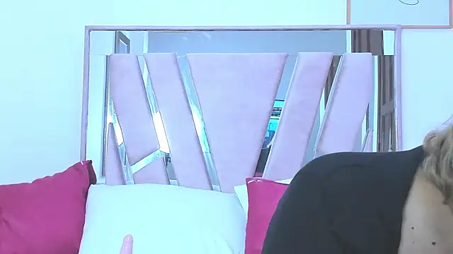 DariaLuca online show from March 27, 2026, 11:44 am