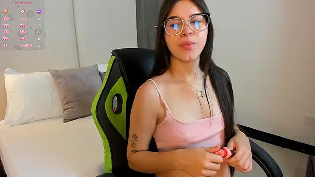 eva swan  online show from April 27, 2026, 12:47 pm