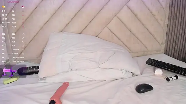 Snapshot of SarahRizof chatting on March 25, 2026, 5:51 am SarahRizof online show from March 25, 2026, 5:51 am