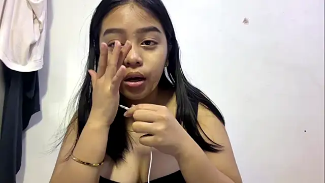 LinnieTieu online show from February 16, 2026, 3:27 am