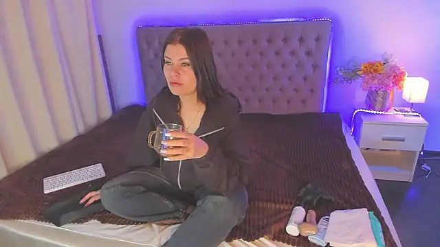 AmandaHoppe online show from April 17, 2026, 5:21 am