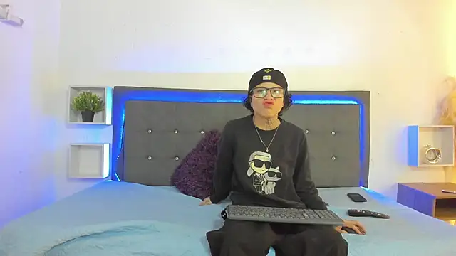 Snapshot of Ale_cuzz chatting on April 15, 2026, 1:59 pm Ale cuzz online show from April 15, 2026, 1:59 pm