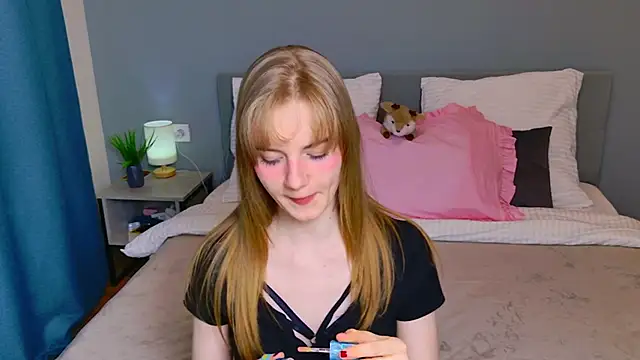 ElfieWhite online show from April 19, 2026, 5:58 pm