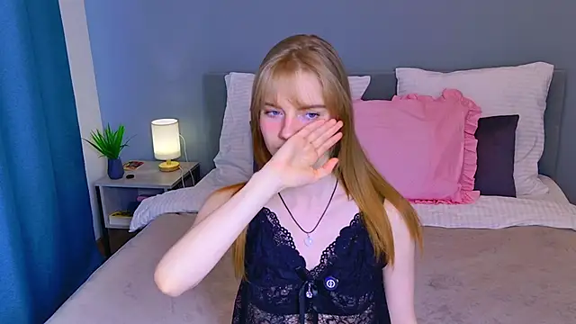 ElfieWhite online show from April 22, 2026, 4:36 pm