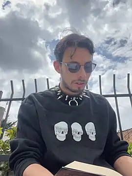 Snapshot of Thom_sam_ chatting on February 14, 2026, 3:56 pm Thom sam online show from February 14, 2026, 3:56 pm