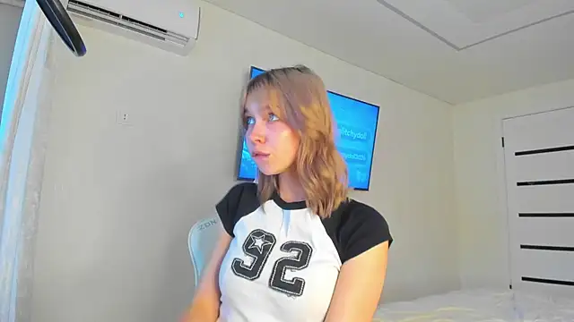 GlitchyDolly online show from June 15, 2026, 5:51 am
