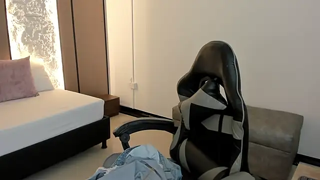 ariadna boneville online show from February 28, 2026, 2:44 am