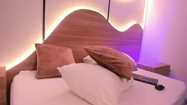 Snapshot of ariadna_boneville chatting on April 10, 2026, 2:40 am ariadna boneville online show from April 10, 2026, 2:40 am