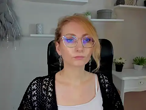 CinderellaMoon online show from February 25, 2026, 6:35 am