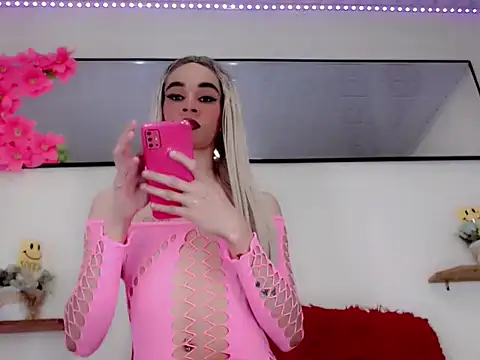 KateHadid online show from February 13, 2026, 1:33 pm