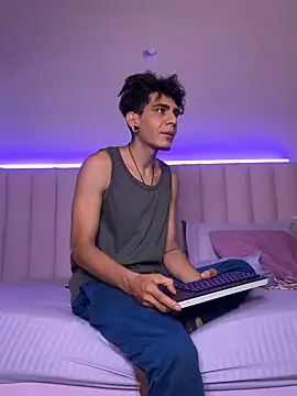 abrilandjulian online show from March 25, 2026, 11:31 am