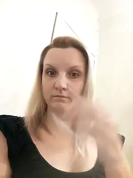 Snapshot of SusanGold9211 chatting on February 27, 2026, 9:42 am SusanGold9211 online show from February 27, 2026, 9:42 am