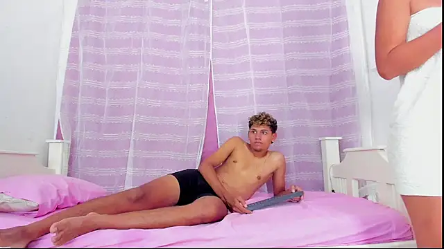 Snapshot of Henry_and_Lucy chatting on March 27, 2026, 8:10 pm Henry and Lucy online show from March 27, 2026, 8:10 pm