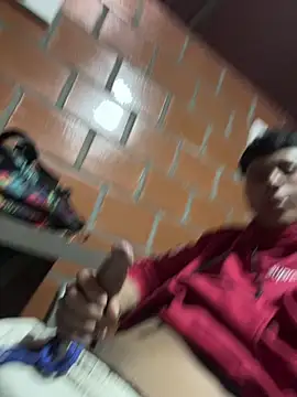 Snapshot of Miguel_960 chatting on April 5, 2026, 9:32 pm Miguel 960 online show from April 5, 2026, 9:32 pm