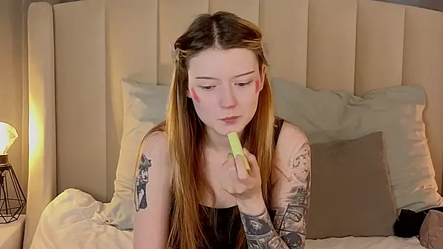 Snapshot of AlyssFrost chatting on May 2, 2026, 3:12 am AlyssFrost online show from May 2, 2026, 3:12 am