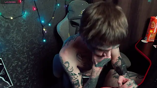 1onelycrystal online show from February 15, 2026, 7:02 pm