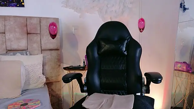 Snapshot of MiiaBlumm_ chatting on March 18, 2026, 4:30 pm MiiaBlumm online show from March 18, 2026, 4:30 pm