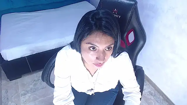 abril castanocm online show from February 17, 2026, 4:21 am