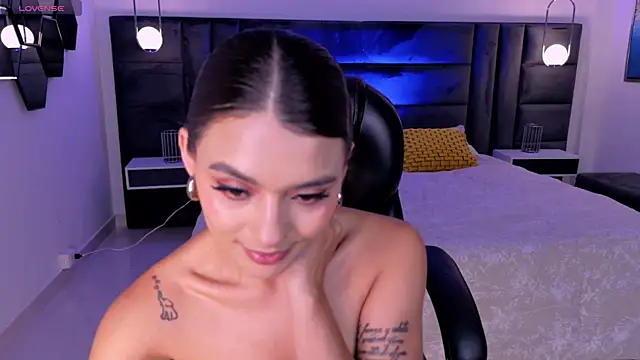 JulietteMoreau online show from July 18, 2026, 6:49 pm