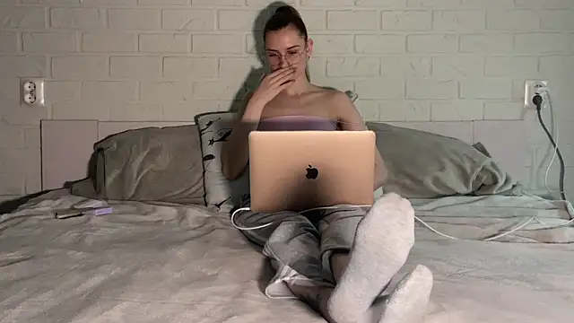 missmiroslava online show from April 3, 2026, 10:11 am