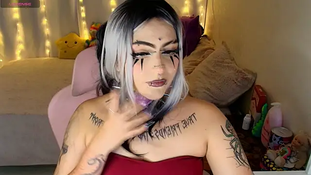 Snapshot of maliciaXpoison chatting on April 3, 2026, 11:22 pm maliciaXpoison online show from April 3, 2026, 11:22 pm