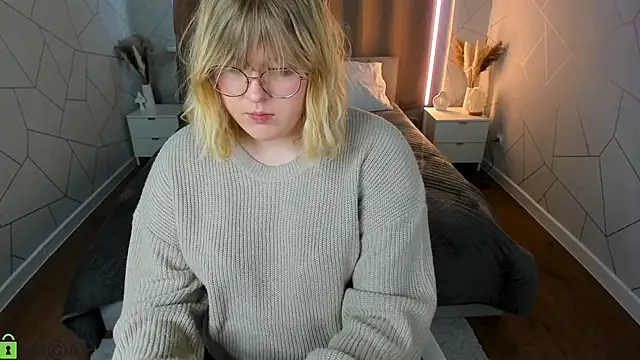 Snapshot of luna_c0ra chatting on April 1, 2026, 1:08 am luna c0ra online show from April 1, 2026, 1:08 am