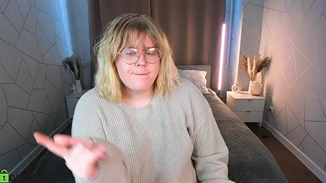 Snapshot of luna_c0ra chatting on April 2, 2026, 1:02 am luna c0ra online show from April 2, 2026, 1:02 am