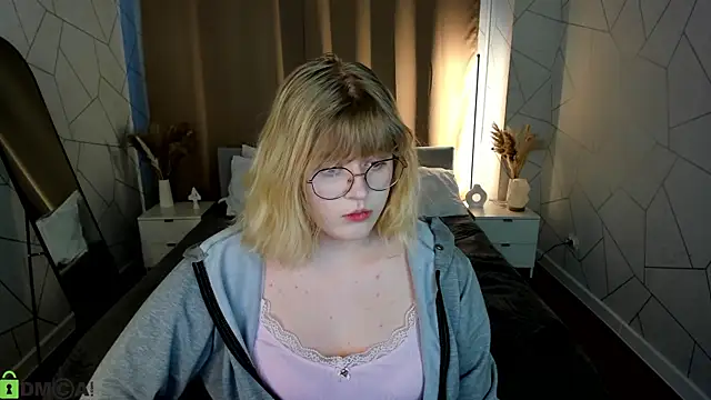 Snapshot of luna_c0ra chatting on March 5, 2026, 1:02 am luna c0ra online show from March 5, 2026, 1:02 am