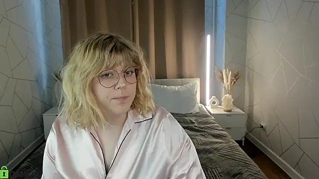 Snapshot of luna_c0ra chatting on March 19, 2026, 1:05 am luna c0ra online show from March 19, 2026, 1:05 am