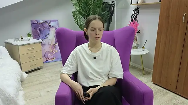 LaveniaDulaney online show from February 16, 2026, 1:43 pm