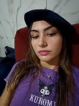 Larinhacat online show from March 11, 2026, 11:43 pm