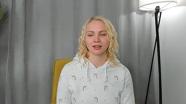 Snapshot of HangNipps chatting on February 17, 2026, 8:22 am HangNipps online show from February 17, 2026, 8:22 am