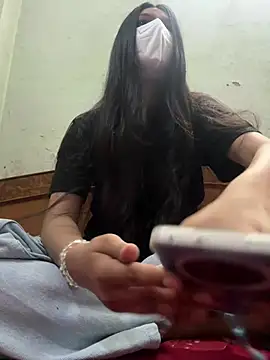 YOURSARAA online show from May 5, 2026, 6:05 am