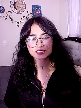 Lili  Clan online show from May 3, 2026, 5:23 am