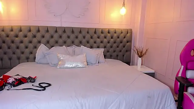 hillary bigbutt online show from February 25, 2026, 11:37 pm